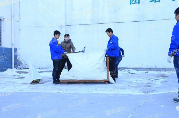 最后大家合力用拖車(chē)運(yùn)走積雪掃雪圖片
