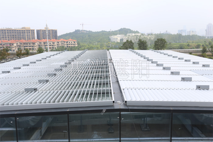 建筑玻璃頂部外遮陽活動(dòng)百葉應(yīng)用實(shí)景圖